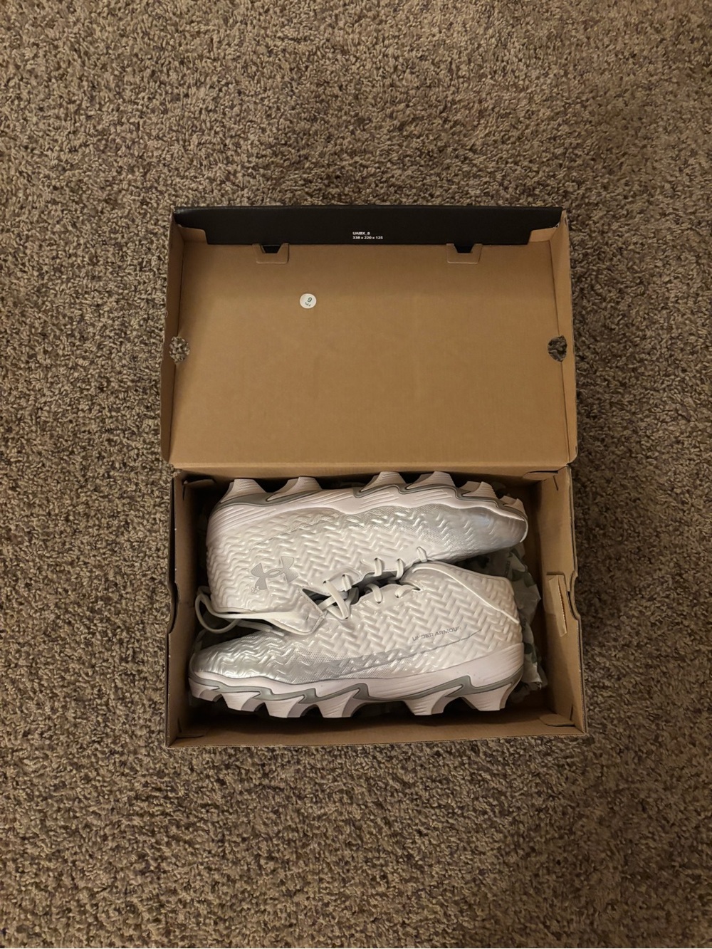 Under Armour White mens Football Cleats - Lightweight Traction Sneakers
